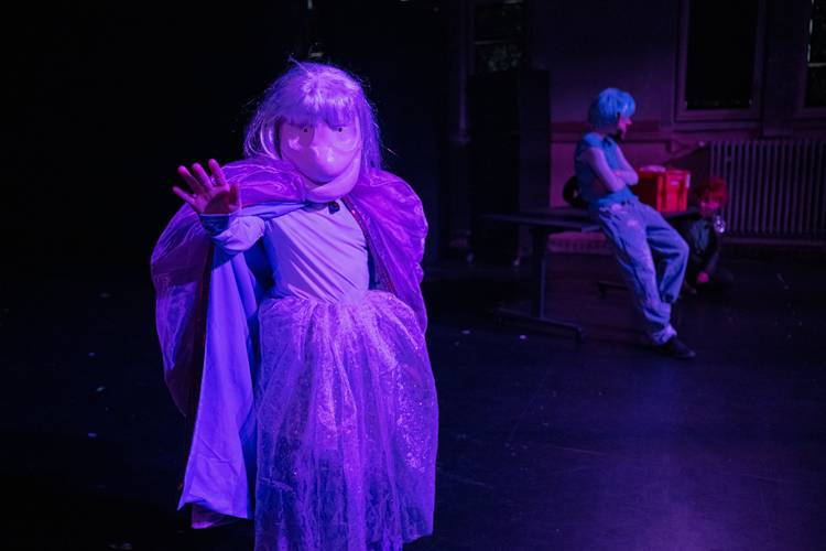 r Nase nach" - TheaterJugendClub Ensemble Angestrahlt