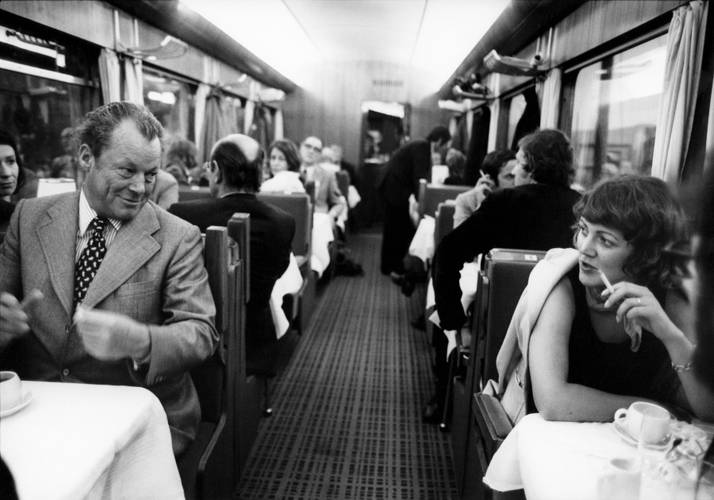 Willy Brandt im Speisewagen auf Wahlkampfreise, Süddeutschland 1973 © Archiv Robert Lebeck