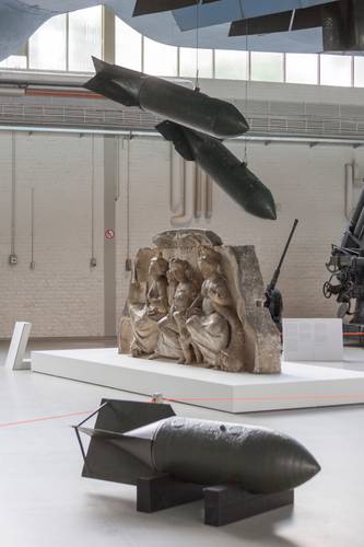 Trümmerstück nach dem Angriff auf Rotterdam 1940, Portal des Rotterdamer Waisenhauses,