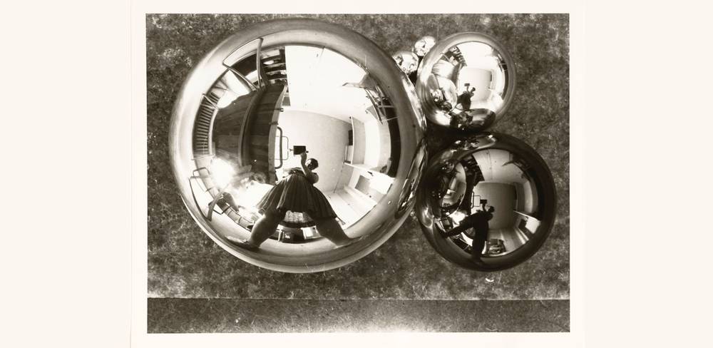 Marianne Brandt, Selbstporträt mit Kamera im Atelier in der Kugel gespiegelt, Bauhaus Dessau, um 1928/29, Bauhaus-Archiv Berlin