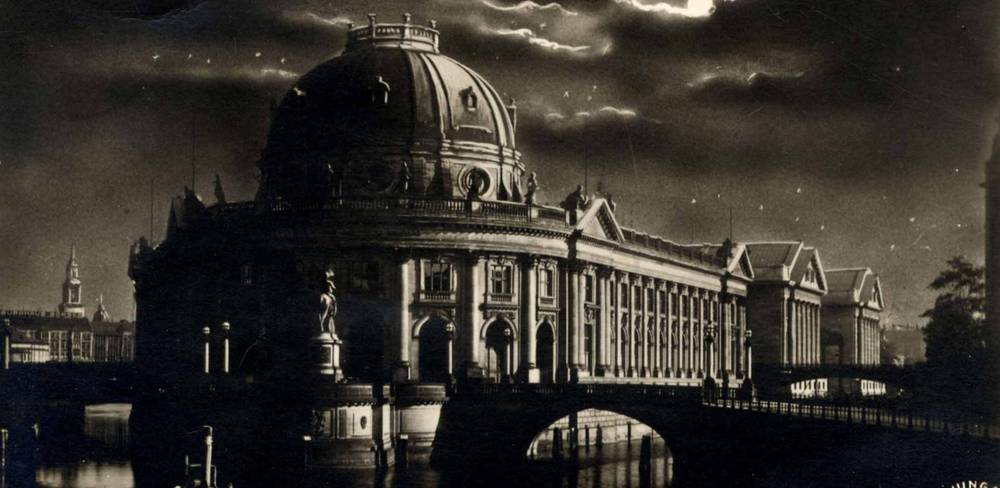 Kaiser-Friedrich-Museum in der Nacht, Detail, 1930, Fotopostkarte – Historisches Schwarz-Weiß-Foto eines großen Gebäudes mit Kuppel und Brücke im Vordergrund, beleuchtet von Mondlicht.