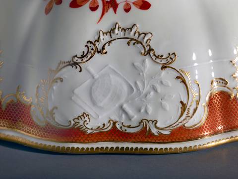 Meißen: Wärmeglocke aus dem Service Friedrichs II. mit preußisch-musikalischem Dessin (rot), Symbol der Künste und Wissenschaften, 1761 – Detail einer Wärmeglocke aus dem Service Friedrichs II. mit preußisch-musikalischem Dessin (rot), Symbol der Künste und Wissenschaften, 1761, Meißen