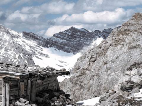 Filmstill aus „Der Untergang des Alpenlandes – D.U.D.A! Werner Pirchner“