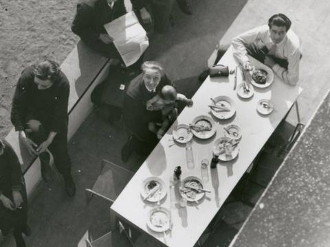 Irene Bayer, Blick auf die Terrasse der Kantine des Bauhaus Dessau, um 1927