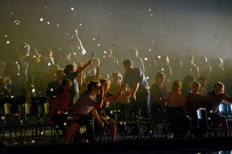 Turandot – Der Chor der Deutschen Oper Berlin im ersten Akt von TURANDOT. Bettina Stöß