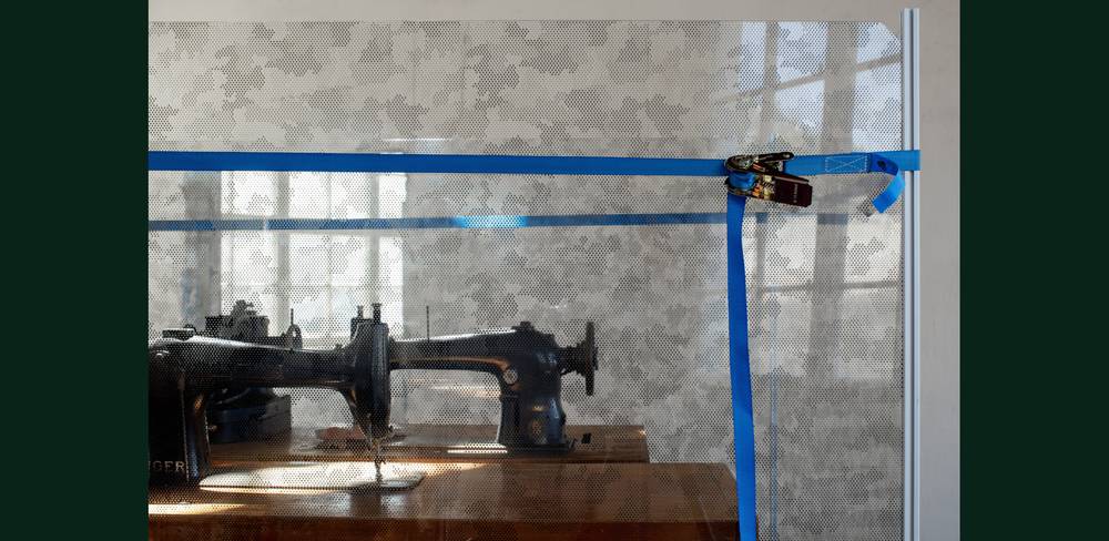 Ausstellungsansicht „Maschinen dröhnen, Nadel schleppt den Faden, scharfes Messer glänzt, schneidet entzwei und sticht“, Dominique Hurth, Mahn- und Gedenkstätte Ravensbrück, 2025