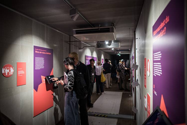 die multimediale Ausstellung "STIMMEN"