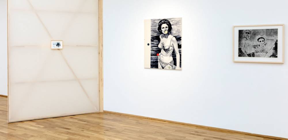 Ausstellungsansicht „Giulia Andreani. Sabotage“, Hamburger Bahnhof – Nationalgalerie der Gegenwart, 27.02.2026 – 13.09.2026, Abgebildet: Crépuscule (L'abri), 2012; Deadlier than the male gaze, 2025; Sigmar Polke, Freundinnen I, 1967 (von links)