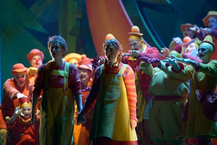 Hänsel und Gretel – Stephanie Lauricella als Hänsel, Kim-Lillian Strebel als Gretel sowie die Clowns, gespielt von unserer Statisterie.