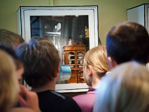 Schaukasten mit der Nachbildung eines typischen Berliner Zimmers aus der Zeit um 1900 im Museum. © Stadtmuseum Berlin | Sandra Weller – Schaukasten mit der Nachbildung eines typischen Berliner Zimmers aus der Zeit um 1900 im Museum.