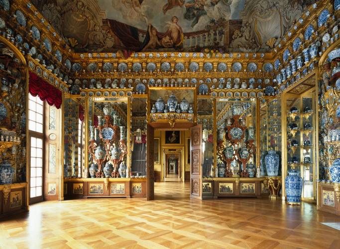 Schloss Charlottenburg – Altes Schloss, Parade- und Wohnräume König Friedrichs I., Porzellankabinett – Porzellankabinett im Alten Schloss von Schloss Charlottenburg. Das Porzellankabinett gehört zu den Parade- und Wohnräumen König Friedrichs I.