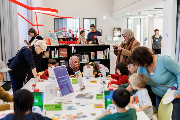 Besucher*innen in den Werkräumen beim Code Week Mitmach-Festival 2025