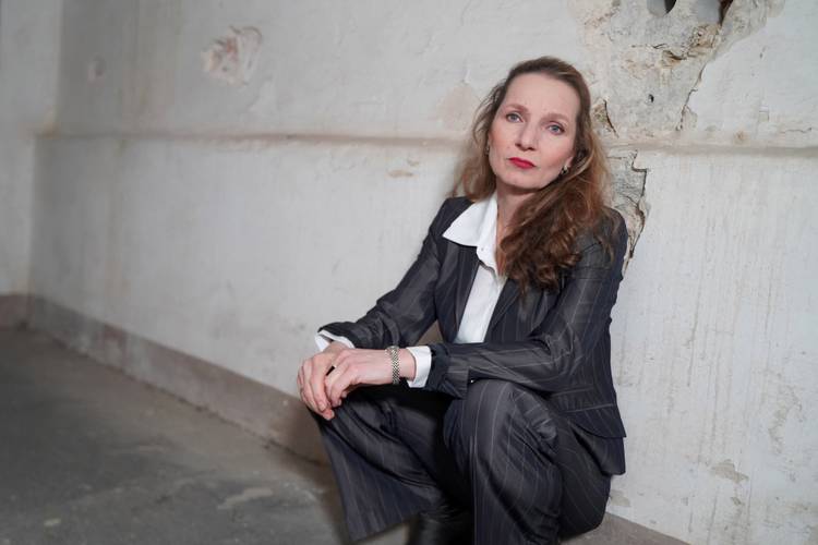 WIR SPIELEN ALLTAG - Mein Leben zwischen Trümmern und Träumen