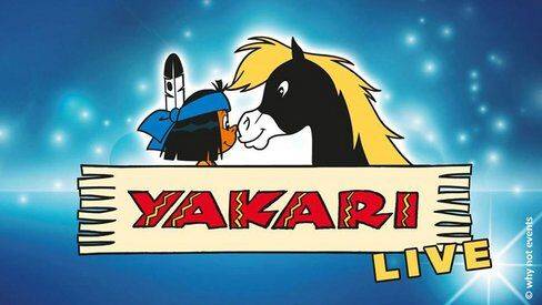 Yakari im Kopfschmuck und Kleiner Donner Gesicht an Gesicht auf hellblauem Hintergrund. Schriftzug: YAKARI LIVE. Copyrightzeichen: why not events.
