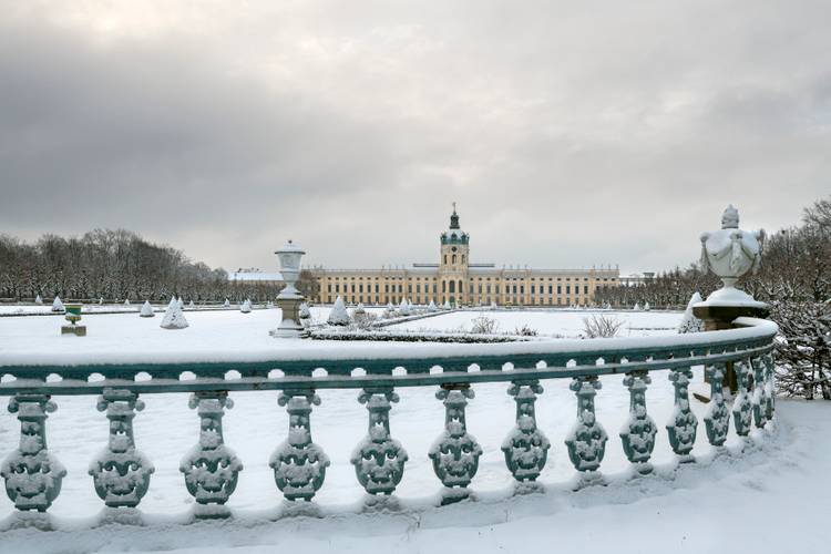 Schloss Charlottenburg – Schloss Charlottenburg, Blick von den Einfriedungen nahe des Karpfenteichs hin zum Schloss im Winter