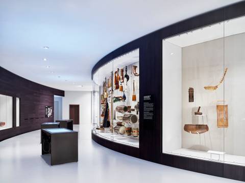 Ausstellungsansicht des Moduls „Klänge der Welt. Erforschung des organisierten Klanges“ des Ethnologischen Museums im Humboldt Forum – Ausstellungsansicht des Moduls „Klänge der Welt. Erforschung des organisierten Klanges“ des Ethnologischen Museums im Humboldt Forum