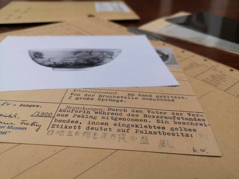 Aktendokument zum "Boxeraufstand"/ "Boxerkrieg" – Schwarz-weiß Bild einer Schale auf einer Karteikarte mit Text: Erhaltungszustand Am Rand gekittet, 2 große Sprünge. Bemerkungen Boxeraufstand.