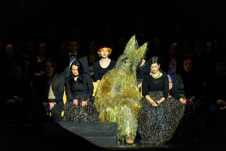 Rigoletto – Szenenimpression vom Anfang des Werkes.
