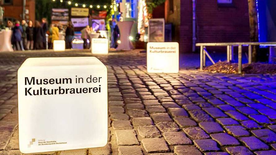 Der Eingangsbereich des Museums bei Nacht. – Der Eingangsbereich des Museums bei Nacht.