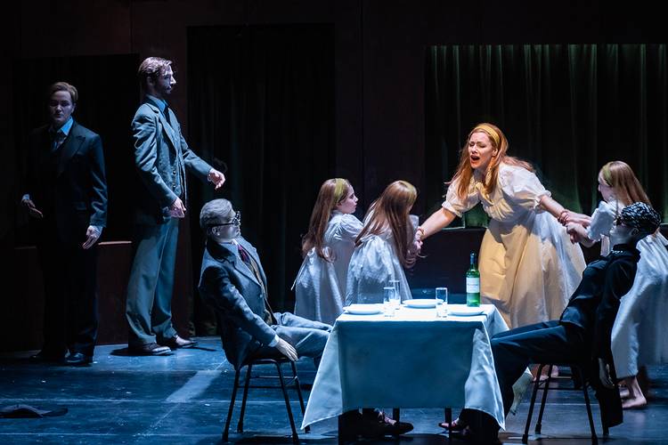 Salome – Jennifer Holloway als Salome, Maire Therese Carmack als Ein Page