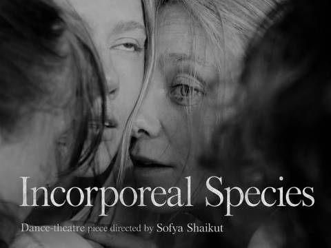  – Nahaufnahme von vier Personen, eine weiblich gelesene Person sieht nach rechts. Text: Incorporeal Species, Dance-theatre piece directed by Sofya Shaikut