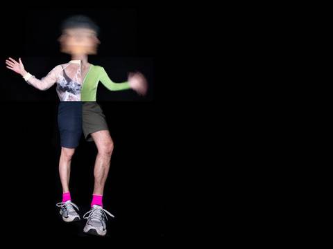  – Collage aus Körperteilen: Unscharfer Kopf, Oberkörper mit grüner und gemusterter Kleidung, Beine in Shorts, pinke Socken, Sportschuhe. Schwarzweiß-Hintergrund.