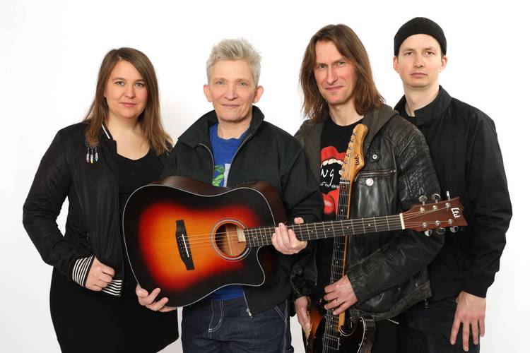 Suli Puschban mit Kapelle – Porträt von Suli Puschban mit Kapelle