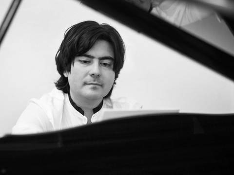 Ambient Klassik: Mit dem Klavier zu den Sternen | Konzert mit Alexander Raytchev – Ambient Klassik: Mit dem Klavier zu den Sternen | Konzert mit Alexander Raytchev © Andre Czarto