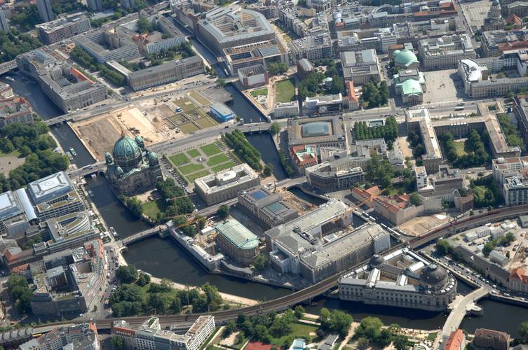 Blick auf die Museumsinsel und die Baustelle auf dem Schlossplatz aus der Vogelperspektive – Luftaufnahme der Stadt mit dem Berliner Dom, Flüssen und modernen Gebäuden.