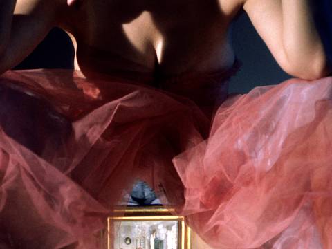 Laurie Simmons, Room Underneath (Gold), 1998, Pigmentdruck.