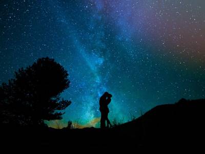  – Küssendes Paar vorm Sternenhimmel, passend zum Valentinstags-Special im Planetarium am Insulaner der Stiftung Planetarium Berlin.