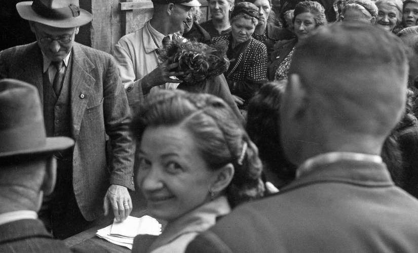 Bürger bei einer Versteigerung jüdischen Eigentums in der Gegend von Hanau, 1942 (Ausschnitt)