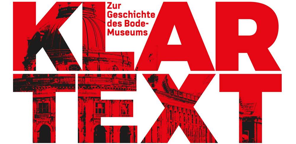 Keyvisual zur Ausstellung „Klartext: Zur Geschichte des Bode-Museums“ – KLARTEXT in großen roten Buchstaben. Architekturdetails des Bode-Museums bilden Teile der Buchstaben. Text: Zur Geschichte des Bode-Museums.