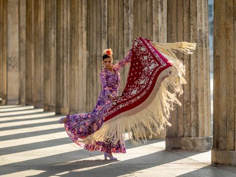 Laura la Risa – Flamenca Laura la Risa tanzt in einem Säulengang