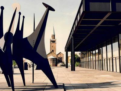 Neue Nationalgalerie mit „Têtes et Queue“ (1965) von Alexander Calder, 1993