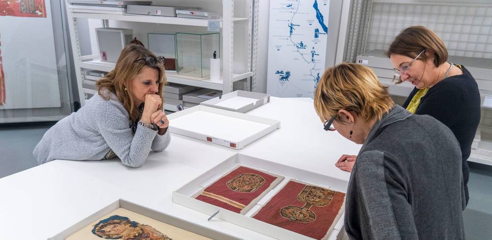 Die Künstlerin Gail Rothschild (vorne rechts) zu Besuch in der Textilsammlung des Bode-Museums im März 2020