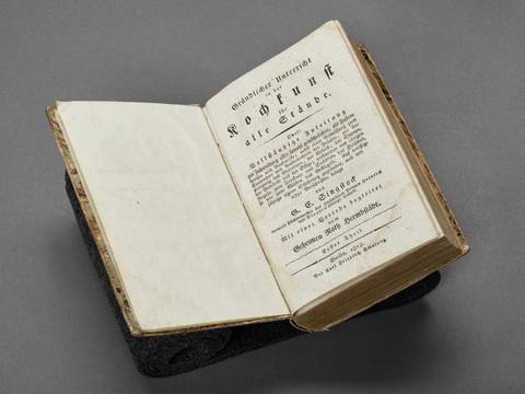 Georg Conrad Singstock, Gründlicher Unterricht in der Kochkunst für alle Stände. Von G. E. Singstock, vormals Küchenmeister des Hochseligen Prinzen Heinrich von Preußen Königl. Hoheit – Aufgeschlagenes Buch: Georg Conrad Singstock, Gründlicher Unterricht in der Kochkunst für alle Stände. Von G. E. Singstock, vormals Küchenmeister des Hochseligen Prinzen Heinrich von Preußen Königl. Hoheit
