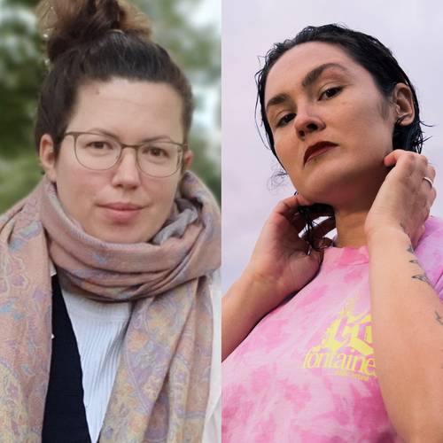 Zwei Personen nebeneinander. Links Person mit Brille und Schal, Holz hinter dem Kopf. Rechts Person mit nassem Haar, rosa T-Shirt mit Text: "fontaine".