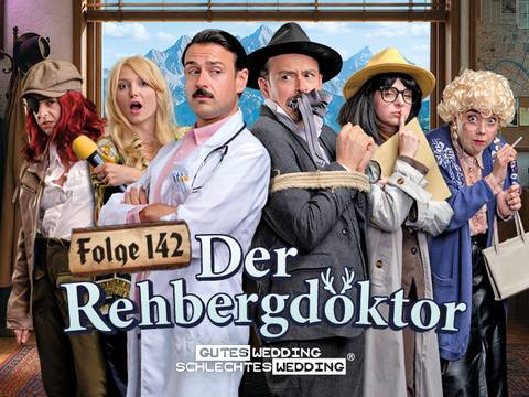  – Sechs Personen in verschiedenen Kostümen, darunter ein Arzt. Schriftzug: Folge 142 Der Rehbergdoktor. Gutes Wedding Schlechtes Wedding.