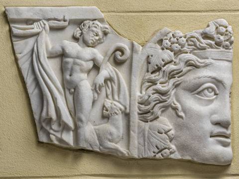 Unbekannter Künstler der Antike: Sarkophagdeckelfragment, Satyr, Maske des Dionysos, Rom, 3. Viertel 3. Jh. (gallienisch), Skulpt.slg. 4966, an der Ostwand der Kleinen Neugierde im Schlossgarten Glienicke – Unbekannter Künstler der Antike: Sarkophagdeckelfragment, Satyr, Maske des Dionysos, Rom, 3. Viertel 3. Jh. (gallienisch), Skulpt.slg. 4966, an der Ostwand der Kleinen Neugierde im Schlossgarten Glienicke