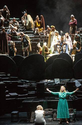 Götterdämmerung – u. a. Annika Schlicht als Waltraute, Ricarda Merbeth als Brünnhilde Bernd Uhlig