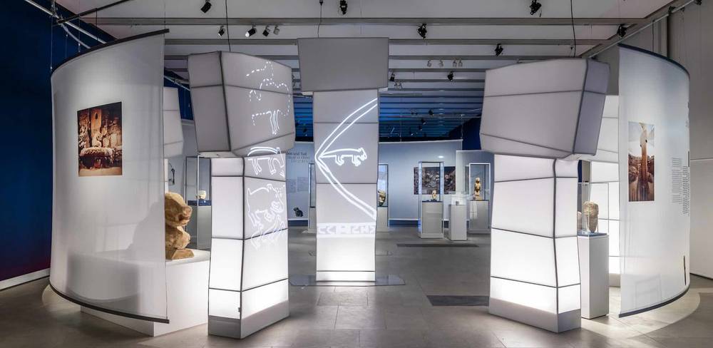 Ansicht der Ausstellung “Gebaute Gemeinschaft. Göbeklitepe, Taş Tepeler und das Leben vor 12.000 Jahren” in der James-Simon-Galerie, Museumsinsel Berlin