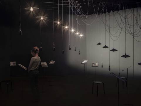 Ausstellungsansicht „Shilpa Gupta. What Still Holds“, Hamburger Bahnhof – Nationalgalerie der Gegenwart, 27.03.2026 - 03.01.2027, Abgebildet: Listening Air, 2019/23