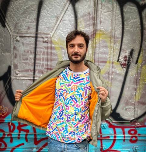 Daniel Arab ist Grafiker und Kalligrafie-Künstler aus Berlin. – Foto des Berliner Grafiker und Kalligrafie-Künstlers Daniel Arab