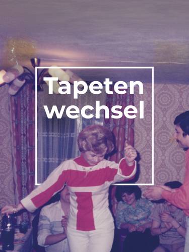 Tanzendes Paar im Wohnzimmer, davor Kasten mit Aufschrift "Tapetenwechsel. Migration und Mobiliar seit 1960.