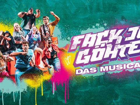  – Menschen in bunten Kleidern jubeln vor grafischem Hintergrund. Text: FACK JU GÖHTE DAS MUSICAL.