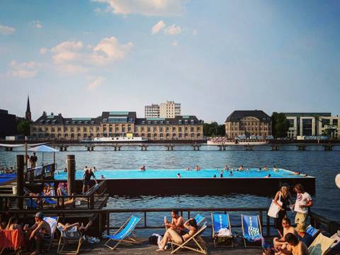 Badeschiff und Spree – Die Spree in Berlin, im Vordergrund das Badeschiff