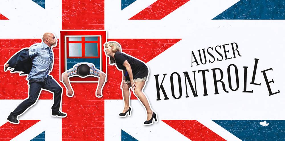Drei Personen vor einer britischen Flagge, ein männlich gelesener ohne Jacke rennend, jemand kopfüber im Fenster, eine weiblich gelesene lacht. Text: AUSSER