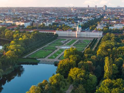 Schlossgarten Charlottenburg – Luftbild vom Schlossgarten Charlottenburg, seitlicher Blick über den Karpfenteich und das Parterre zum Schloss