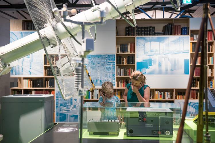 Wie wird das Wetter morgen? Im Ausstellungsbereich WEATHER dreht sich alles um die Erfassung und Verarbeitung von Wetterdaten. – Ein Blick in den Ausstellungsbereich WEATHER mit einer großen weißen Wetterantenne im Vordergrund.